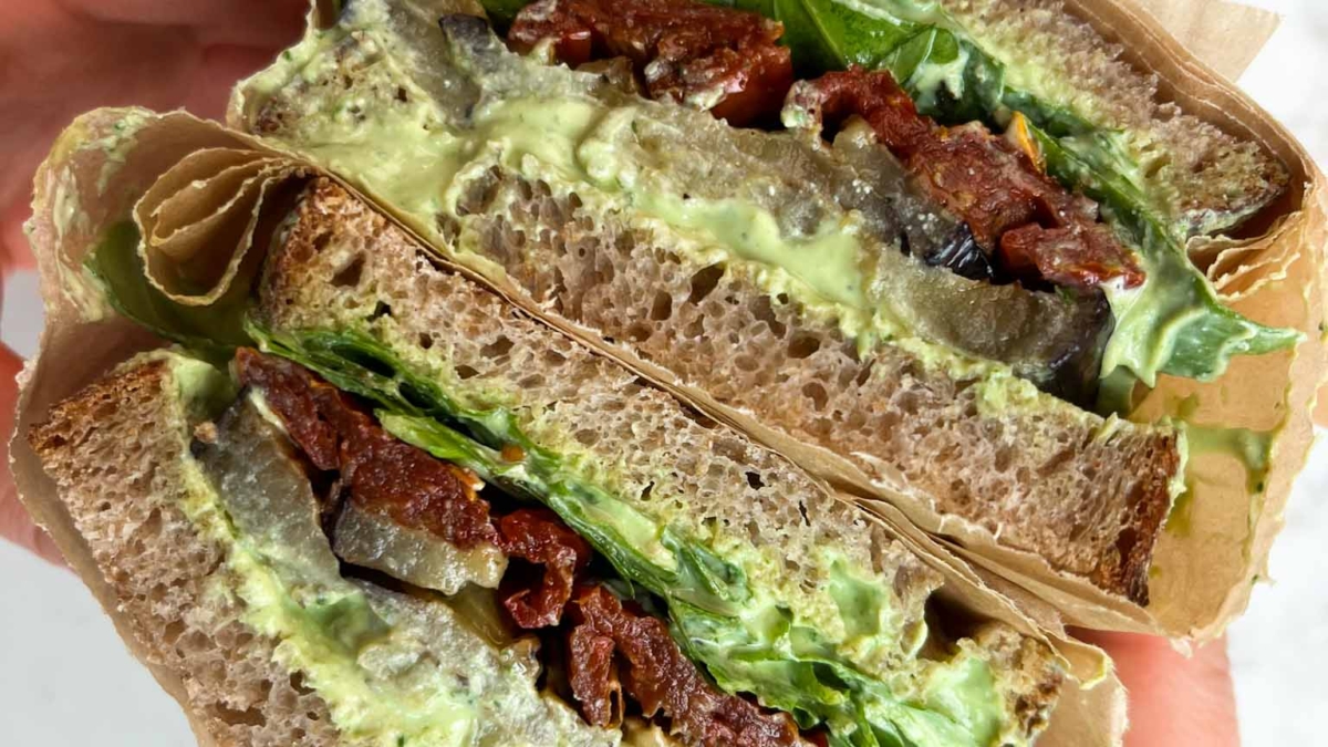 Sandwich aux aubergines grillées et tomates séchées