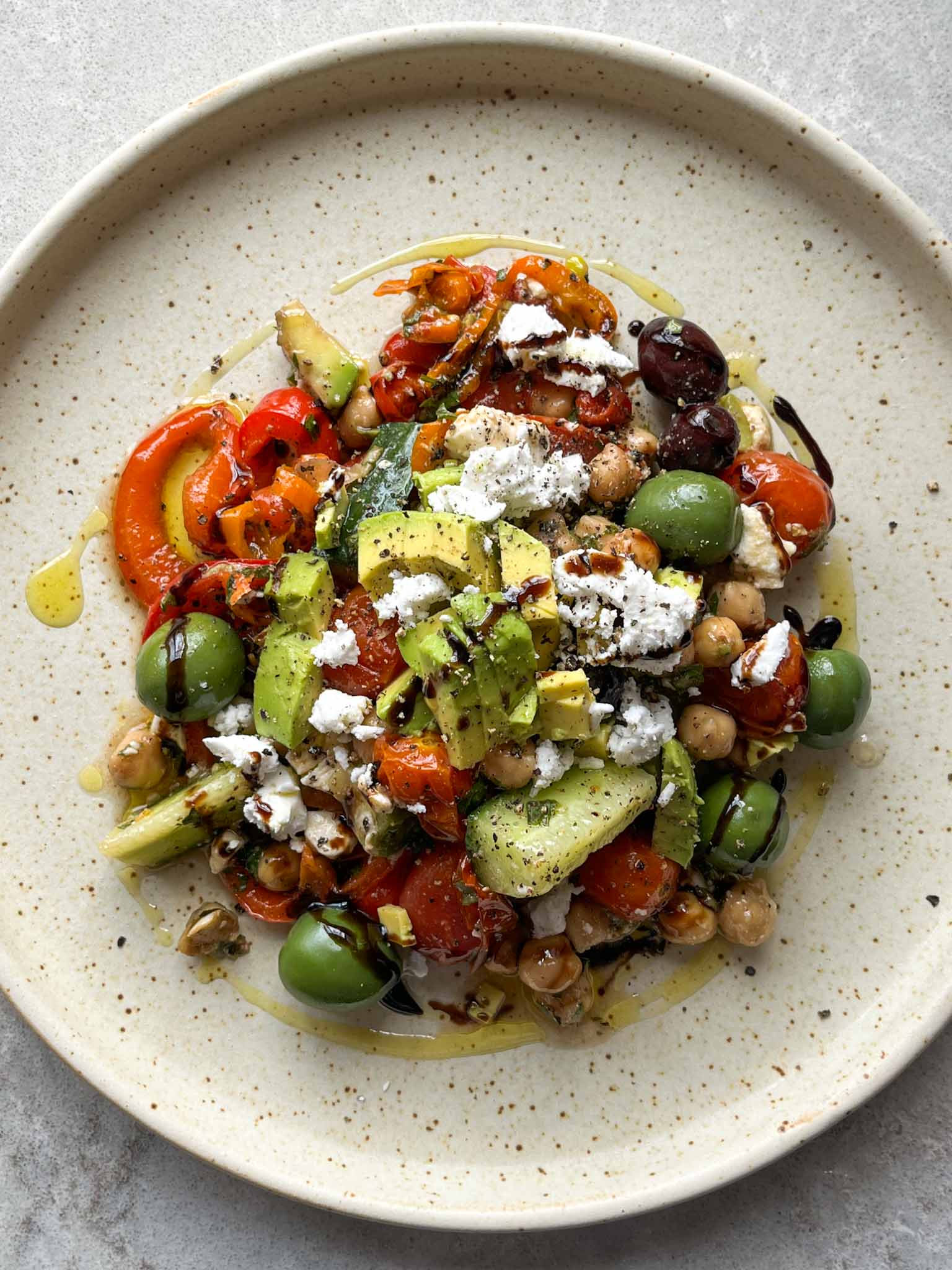 Salade tiède de poivrons rouges, tomates grillées et pois chiches