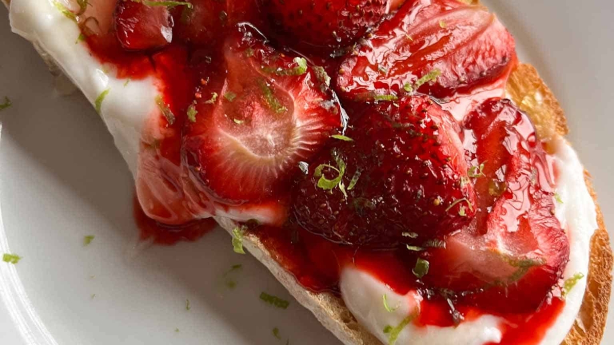 Tartine aux fraises grillées