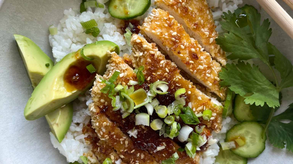 Bol de poulet croustillant et sauce sucrée au gingembre