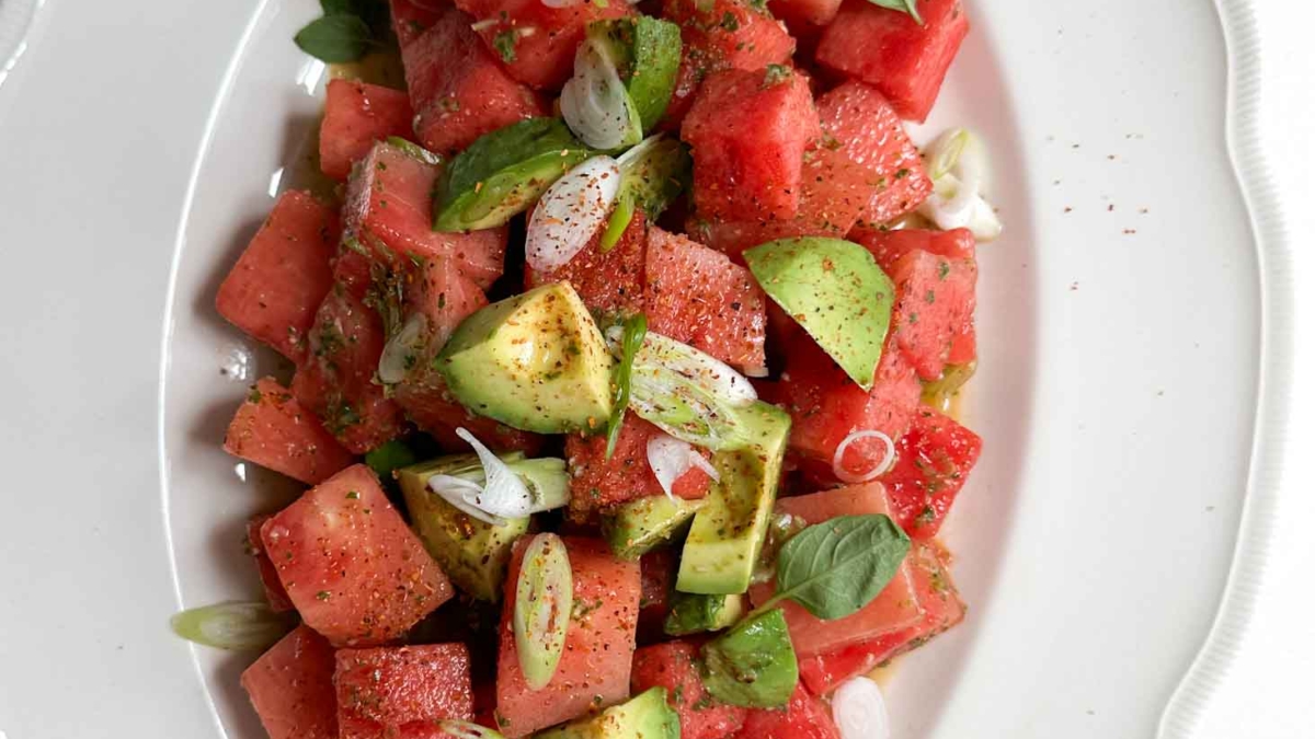Salade de melon d&rsquo;eau et avocat, vinaigrette jalapeno et basilic