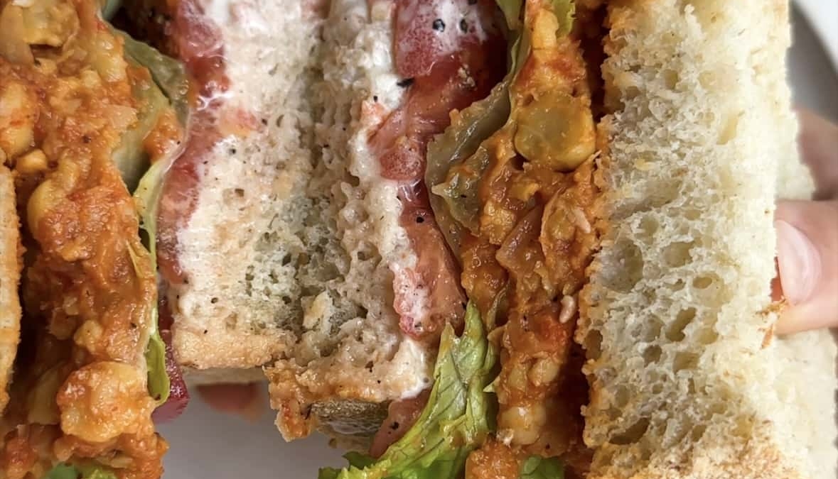 Sandwich à la salade de pois chiches au pesto rouge