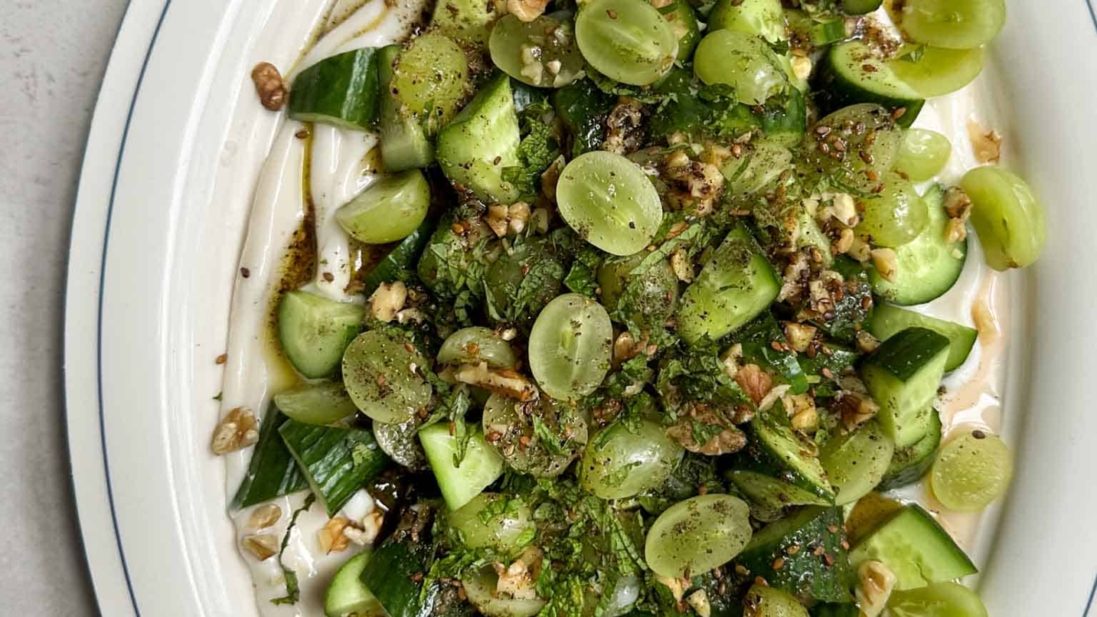 Salade de concombres et raisins verts au zaatar