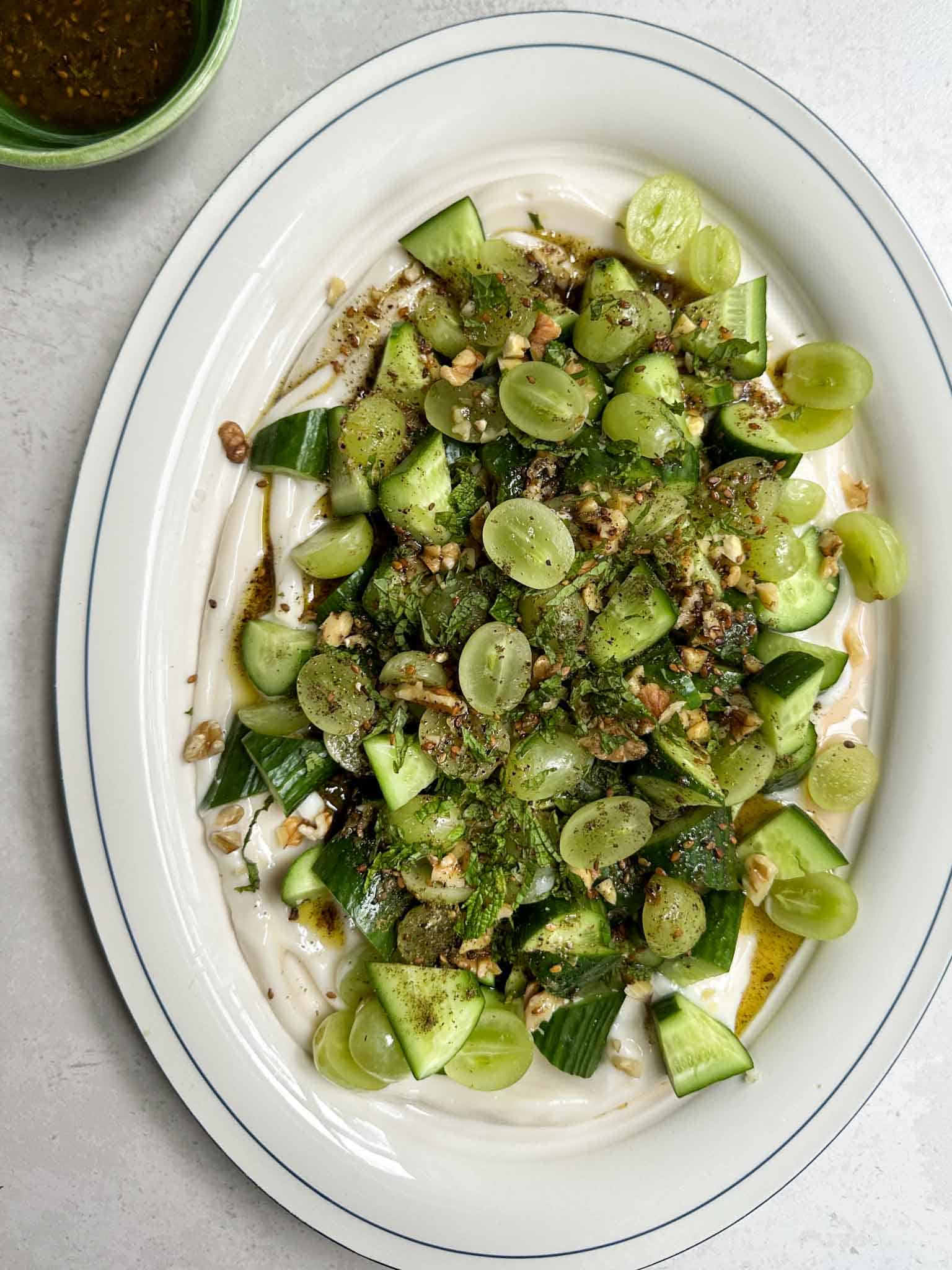 Salade de concombres et raisins verts au zaatar 