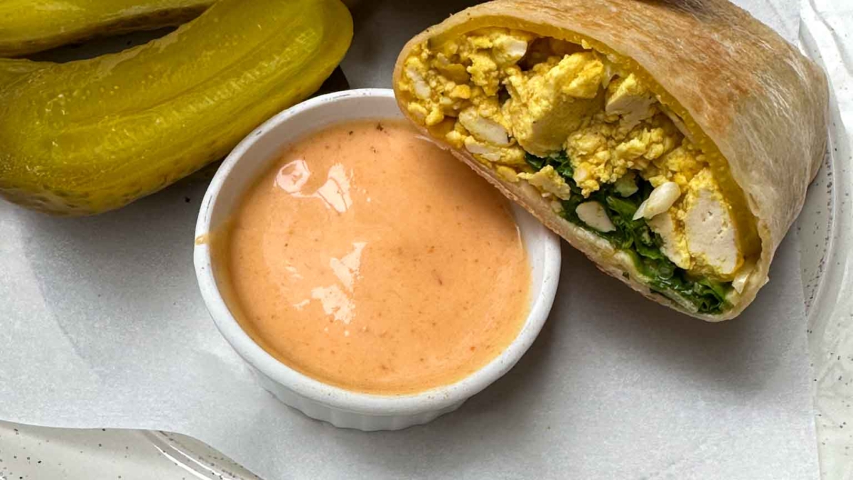 Wraps de tofu au cari et aux cornichons