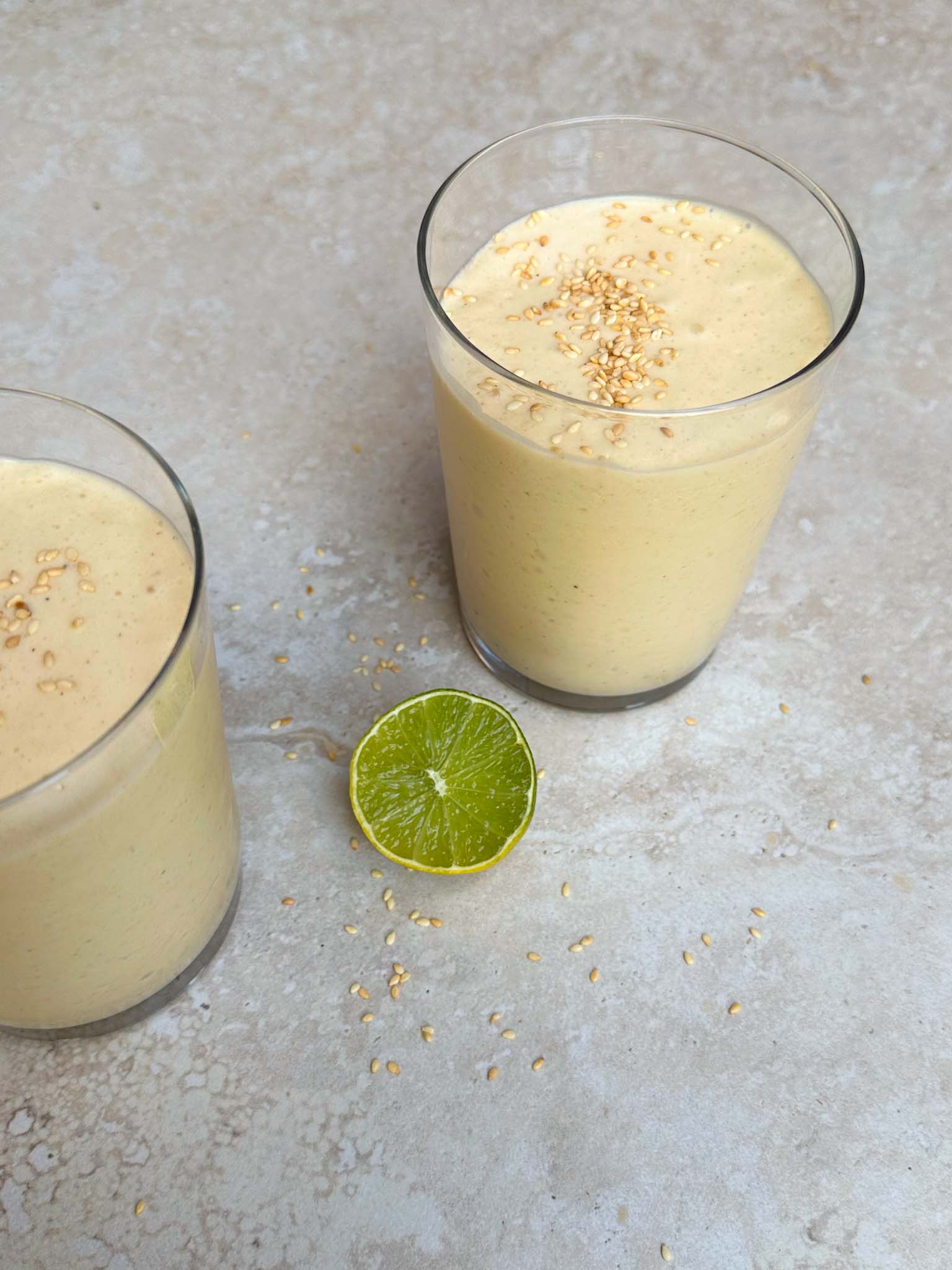 Smoothie à la mangue et au sésame