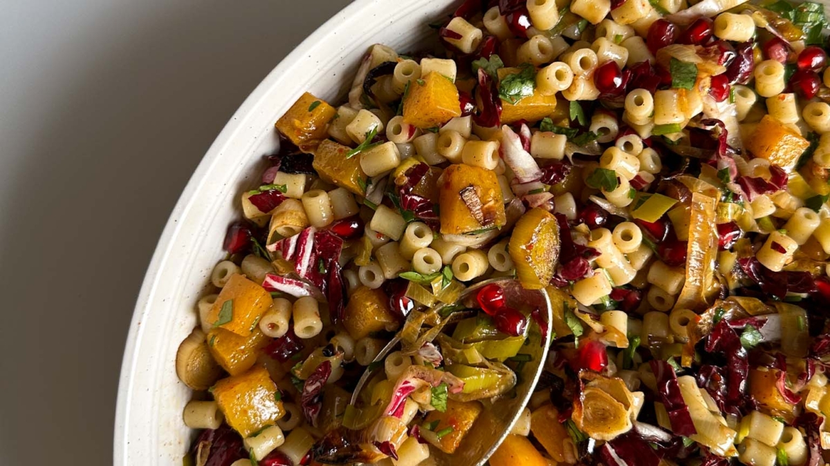 Salade de pâtes à la courge et aux poireaux rôtis