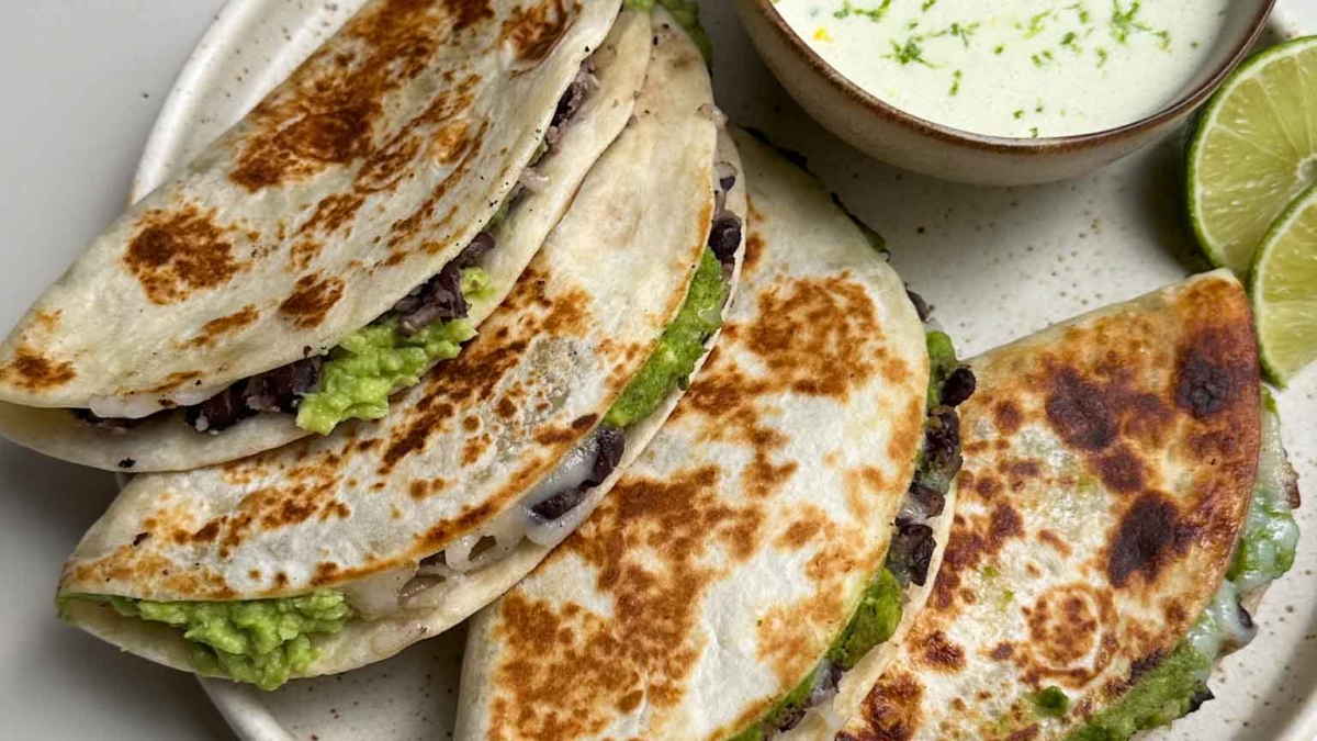 Quesadillas végétariens aux haricots noirs et mayo au jalapeño