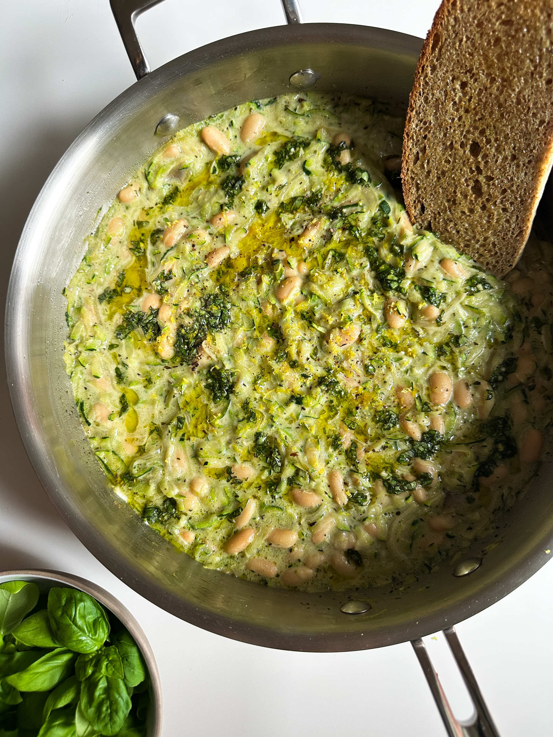 Casserole de haricots blancs aux courgettes et au citron