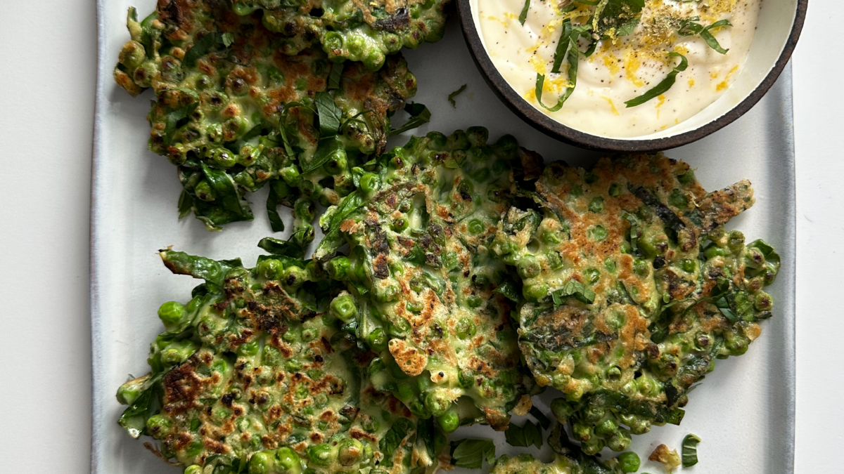 Croquettes de petits pois et épinards, sauce yogourt au citron