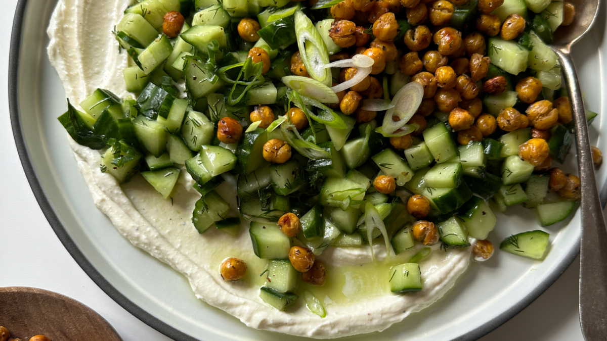 Salade de concombres, pois chiches croustillants et féta fouetté