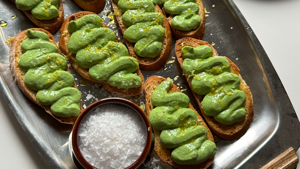 Crostinis au tofu fouetté au basilic
