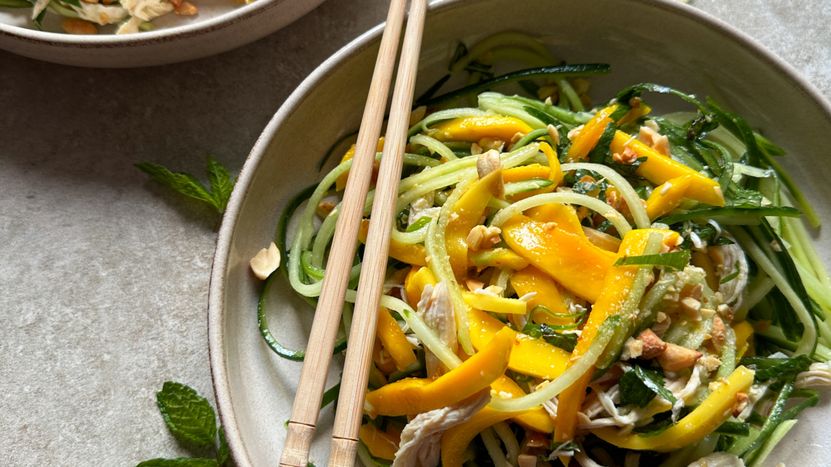 Salade thaïe mangue, poulet et arachides