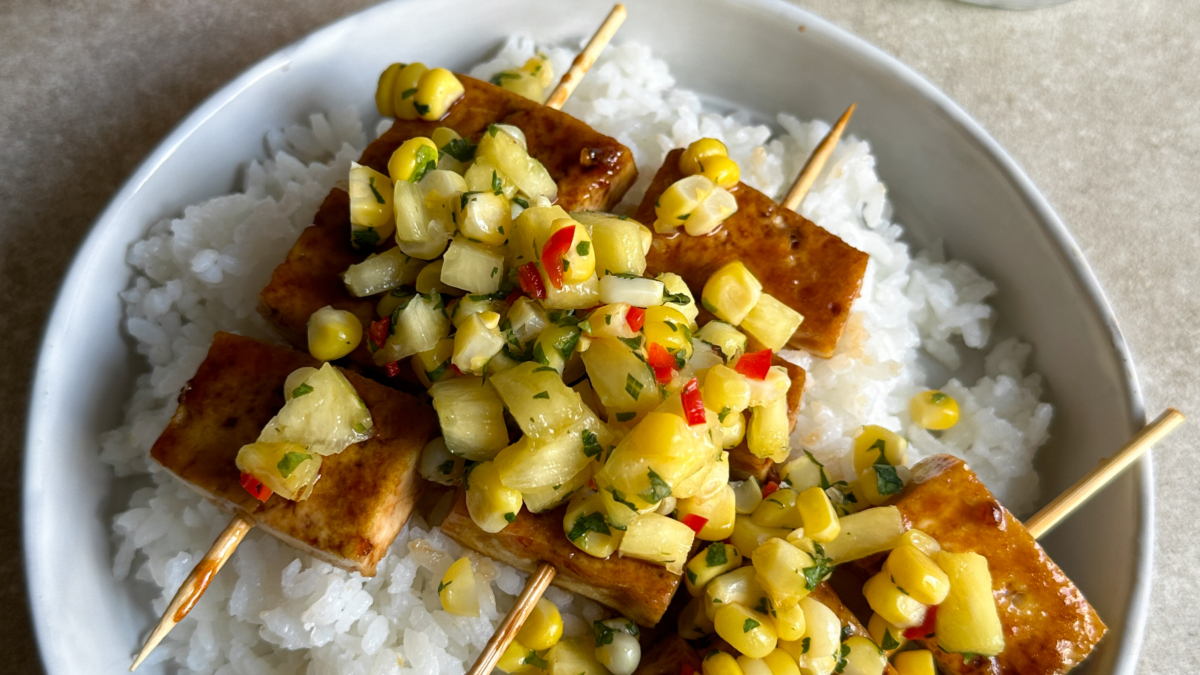 Brochettes de tofu érable et lime et salsa de maïs et ananas