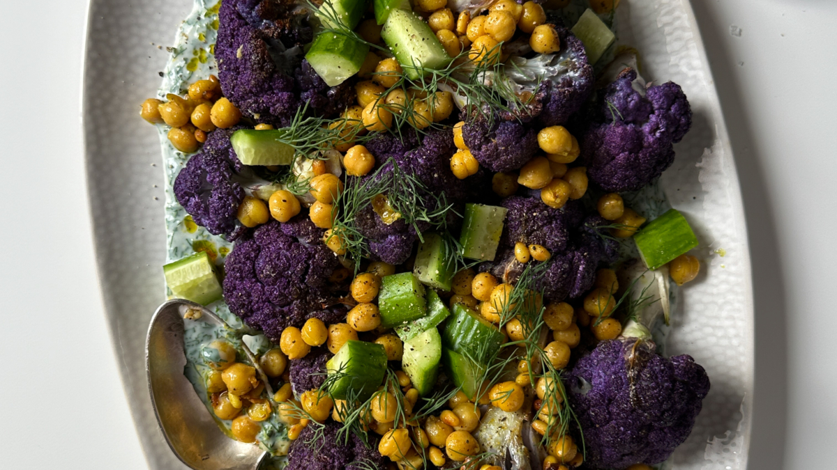 Chou-fleur rôti, yogourt aux herbes et pois chiches à l&rsquo;ail et au cari