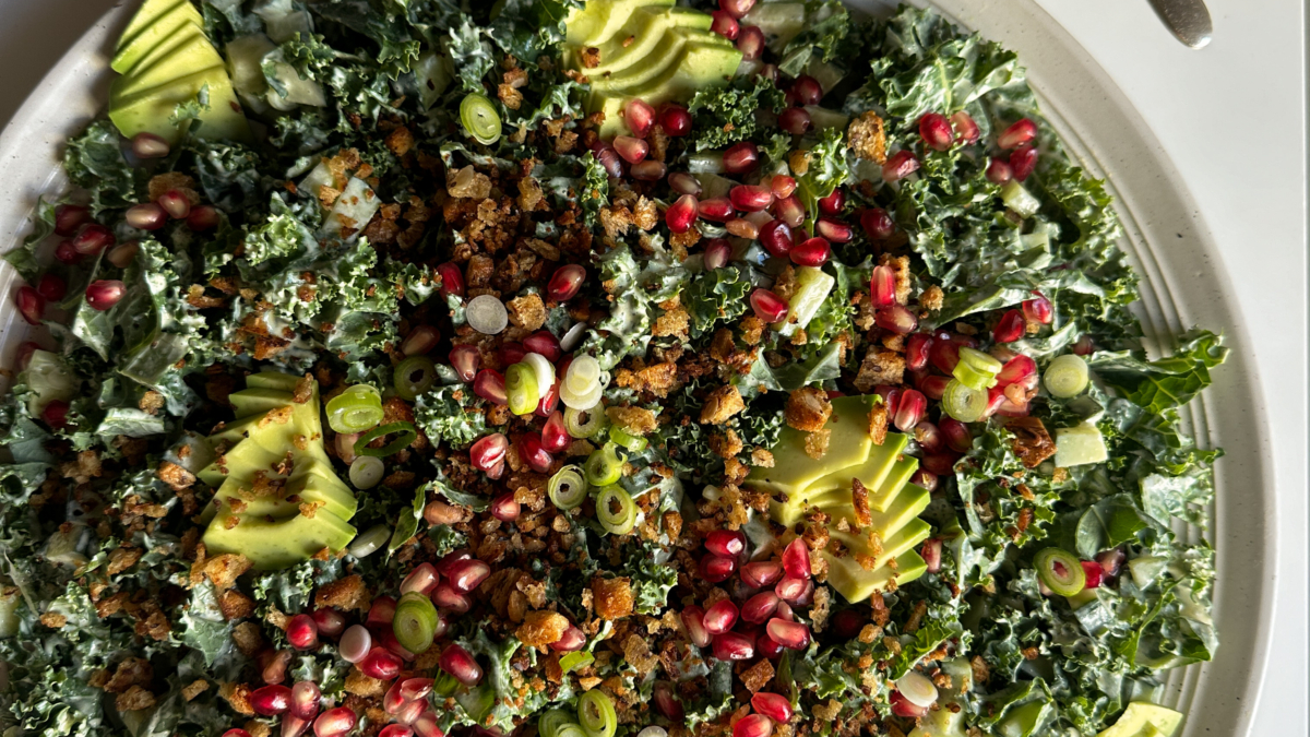 Salade de kale crémeuse à la grenade