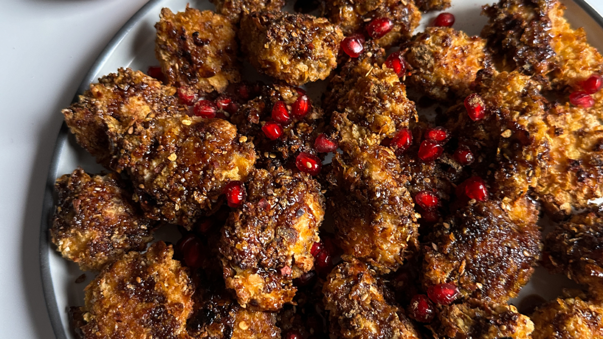Bouchées de poulet croustillant à la grenade et au zaatar