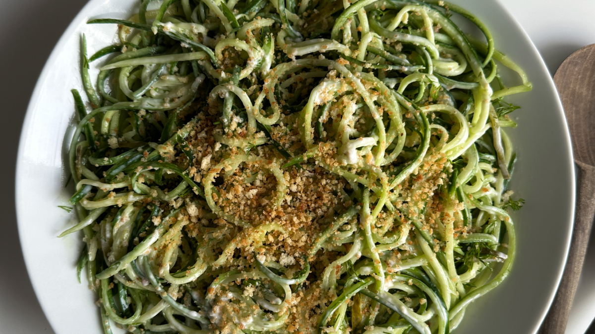 Salade de nouilles de concombres et cornichons