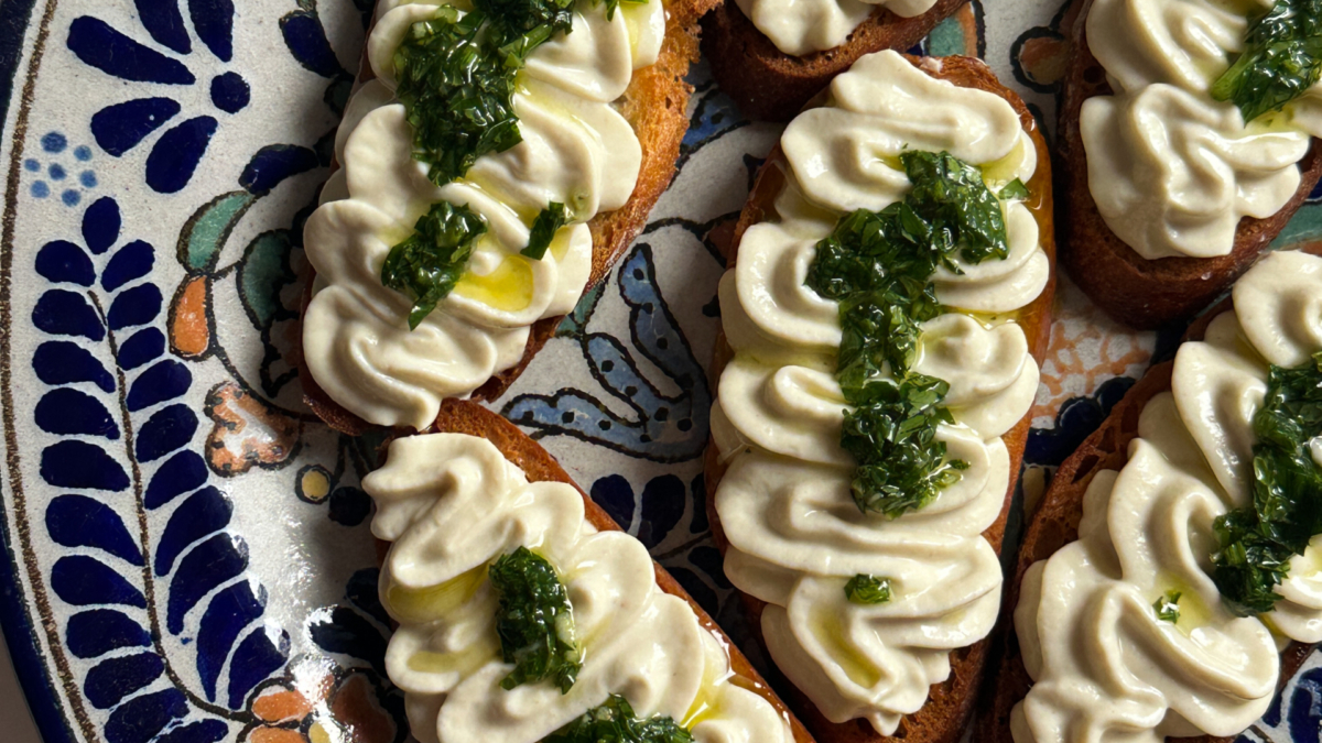 Crostinis à la ricotta de tofu aux artichauts et gremolata à la menthe