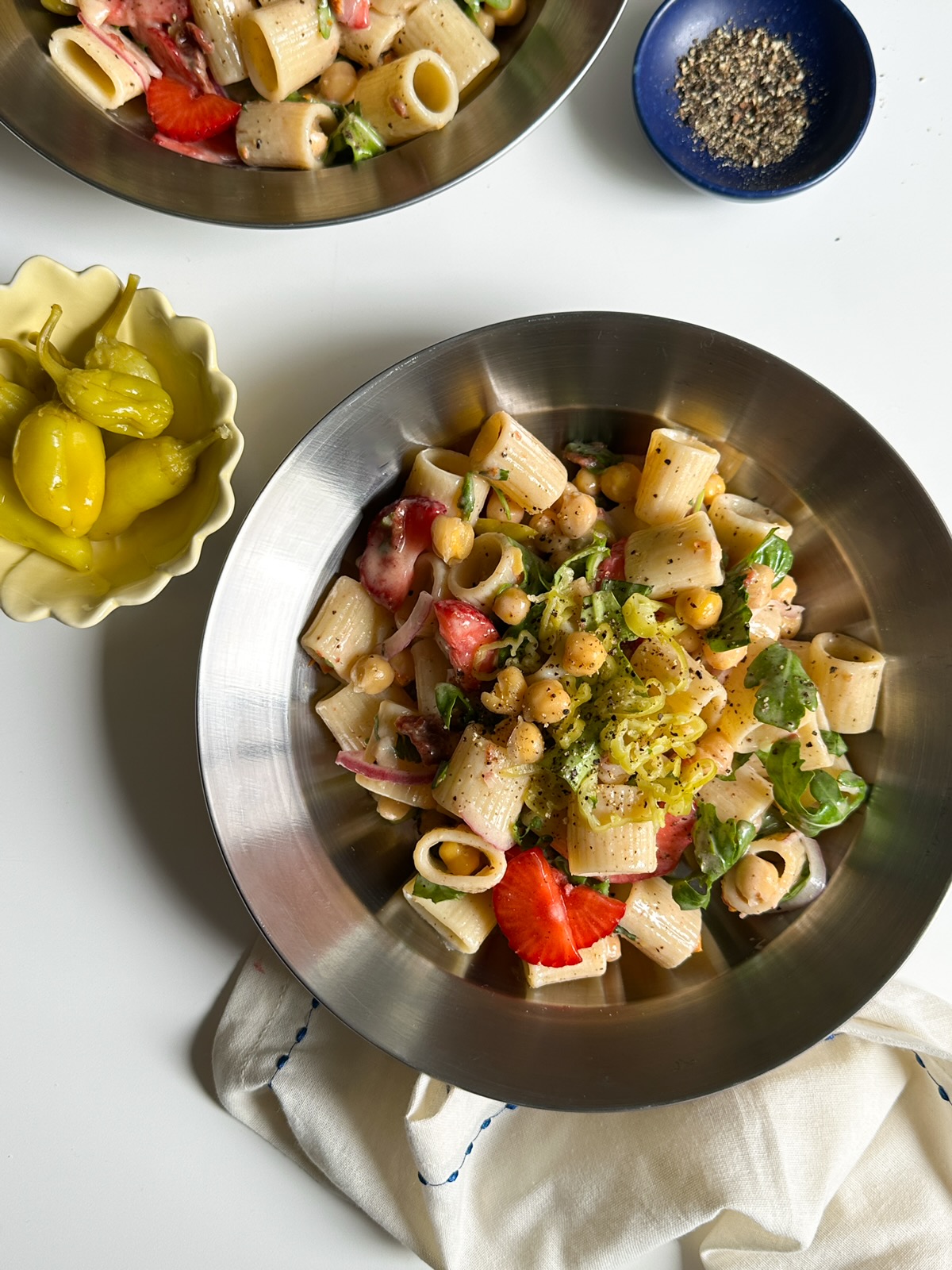 Salade de pâtes aux pepperoncinis, fraises et pois chiches