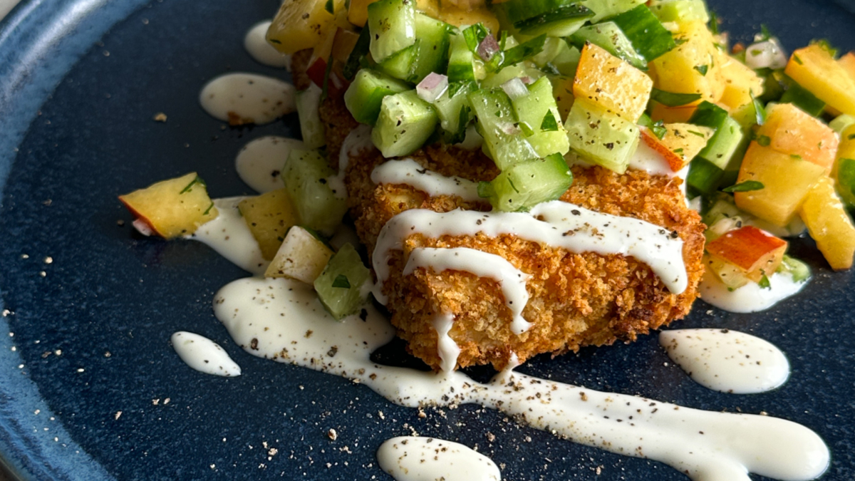 Tofu croustillant au Air Fryer avec salsa de nectarines et concombres