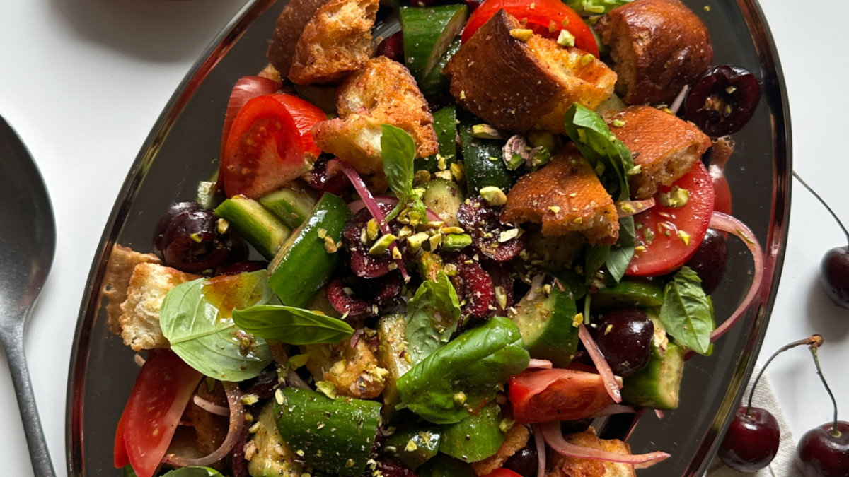 Panzanella aux cerises et aux pistaches