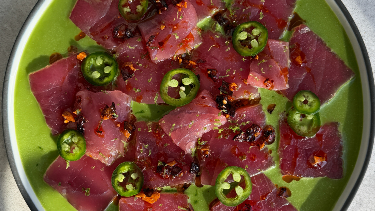 Crudo de thon à la coriandre, au lait de coco et au jalapeño