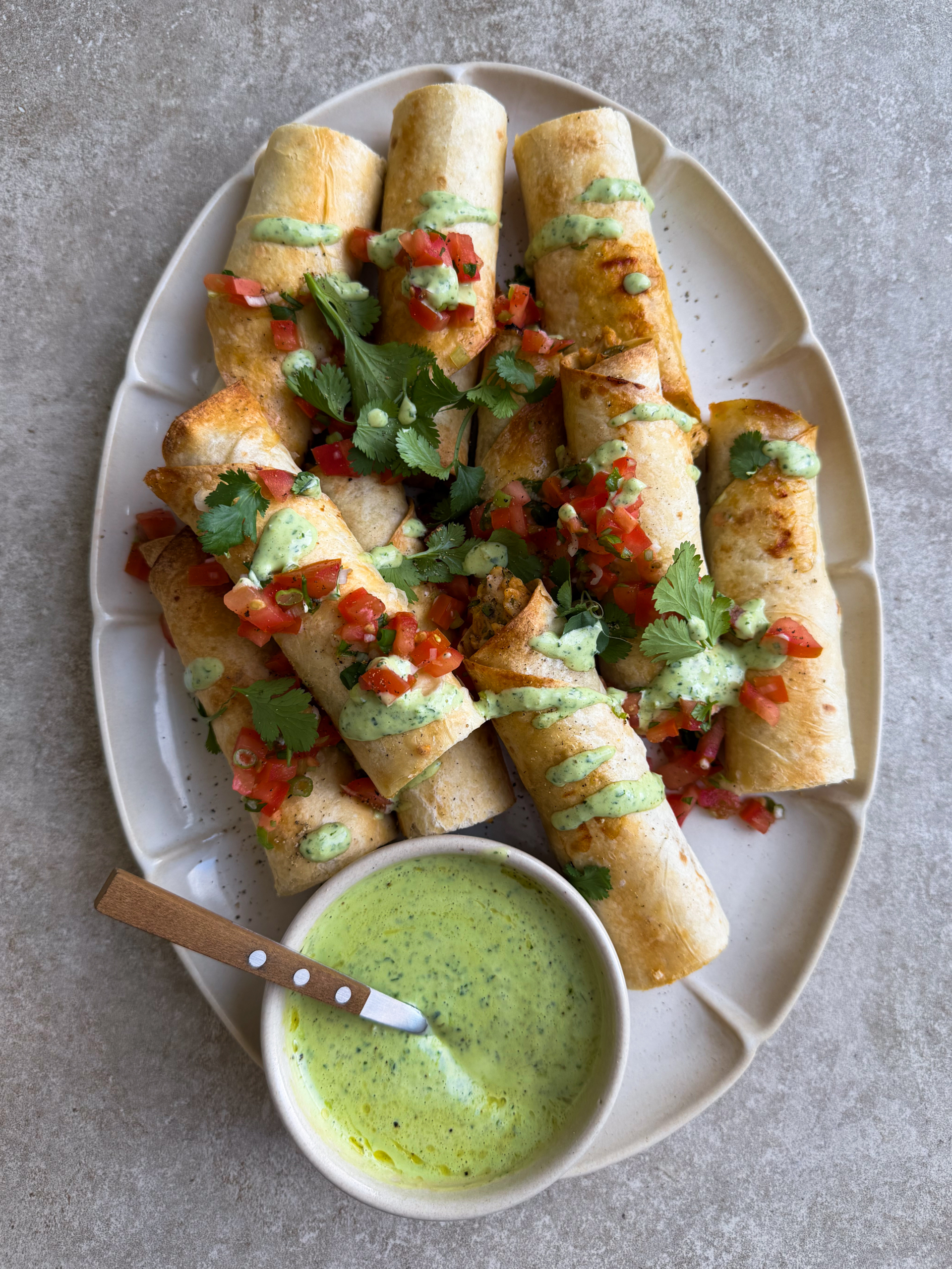 Taquitos de poulet et mayo à la coriandre et au jalapeño