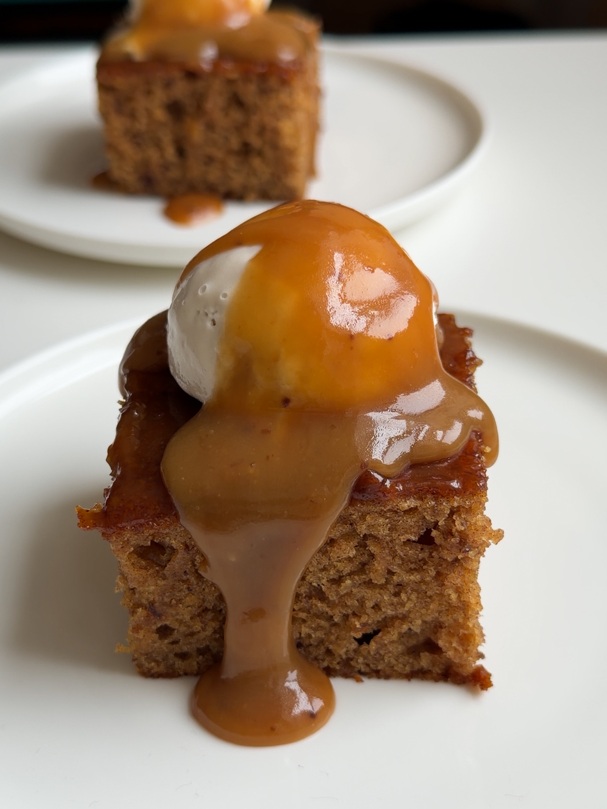 Sticky toffee pudding à l’érable et au miso