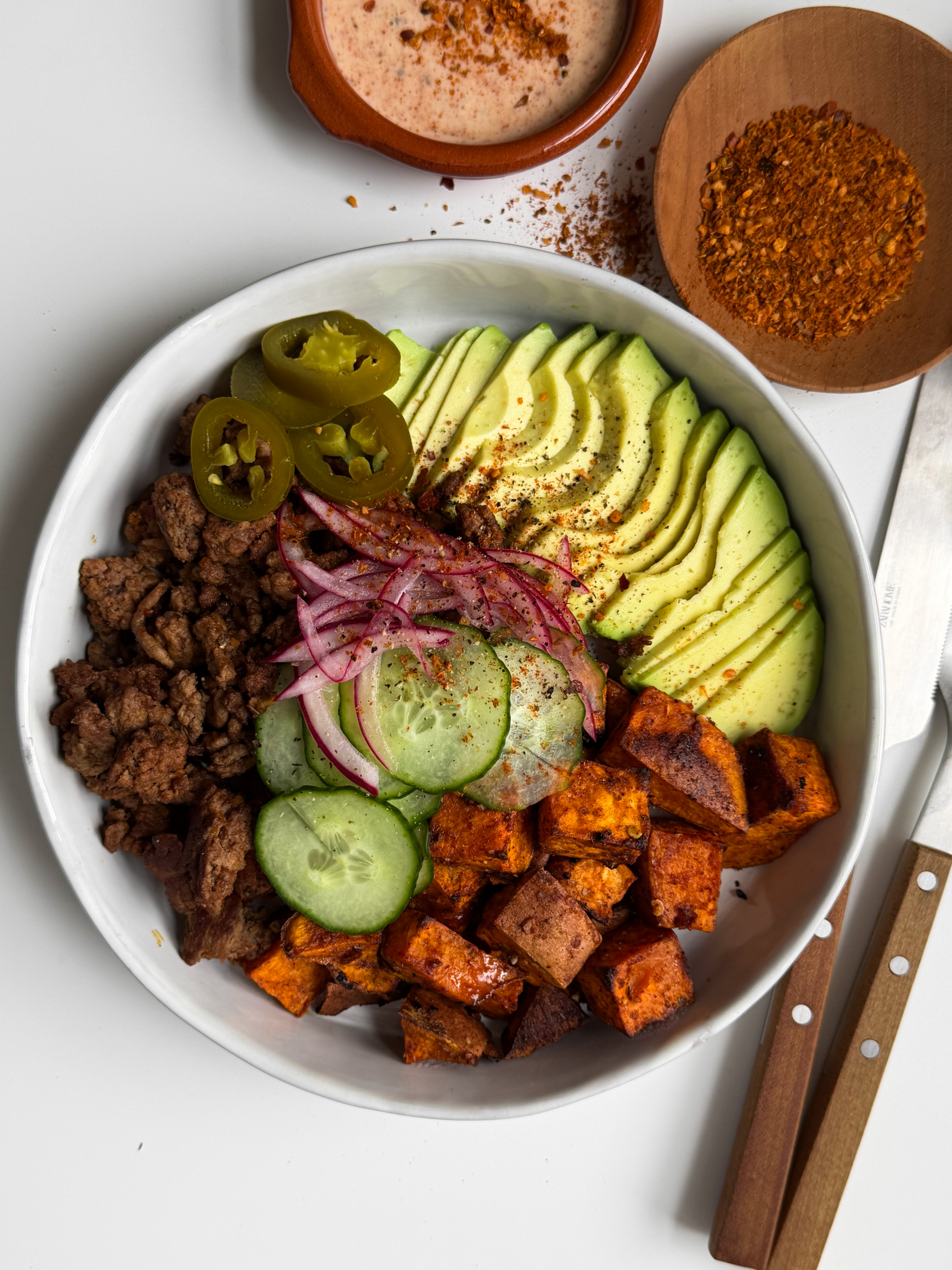 Bol de patates douces rôties et boeuf aux épices cajun