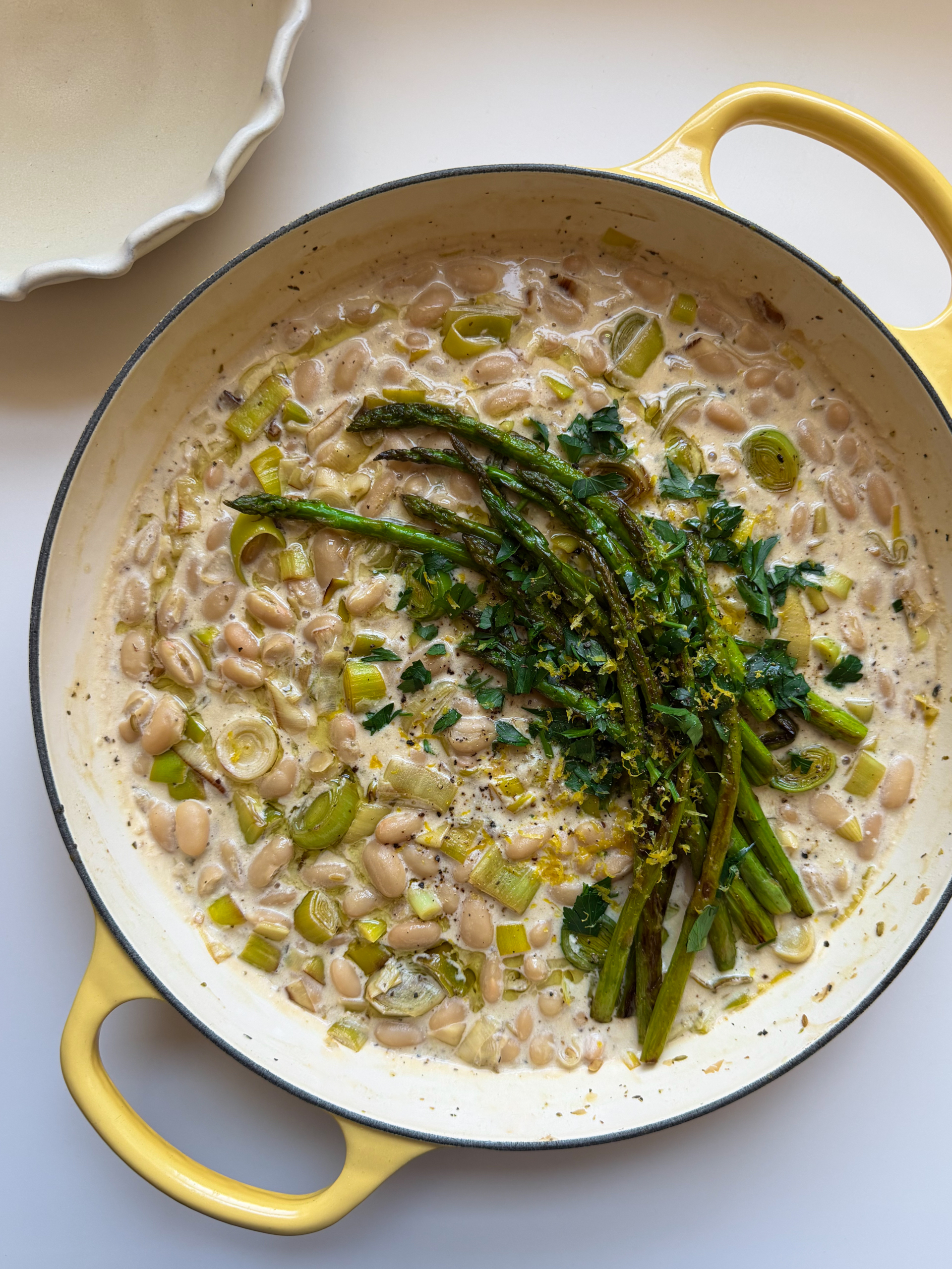 Casserole de haricots blancs aux asperges, poireaux et citron