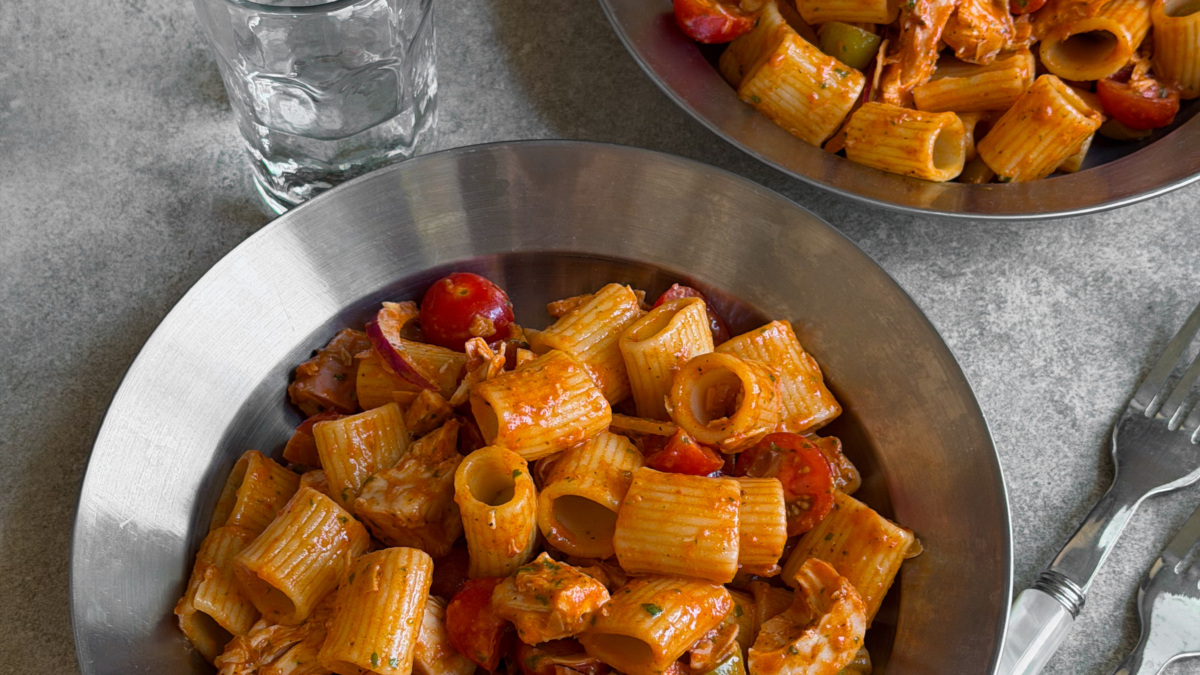 Salade de pâtes au poulet et aux poivrons rouges rôtis