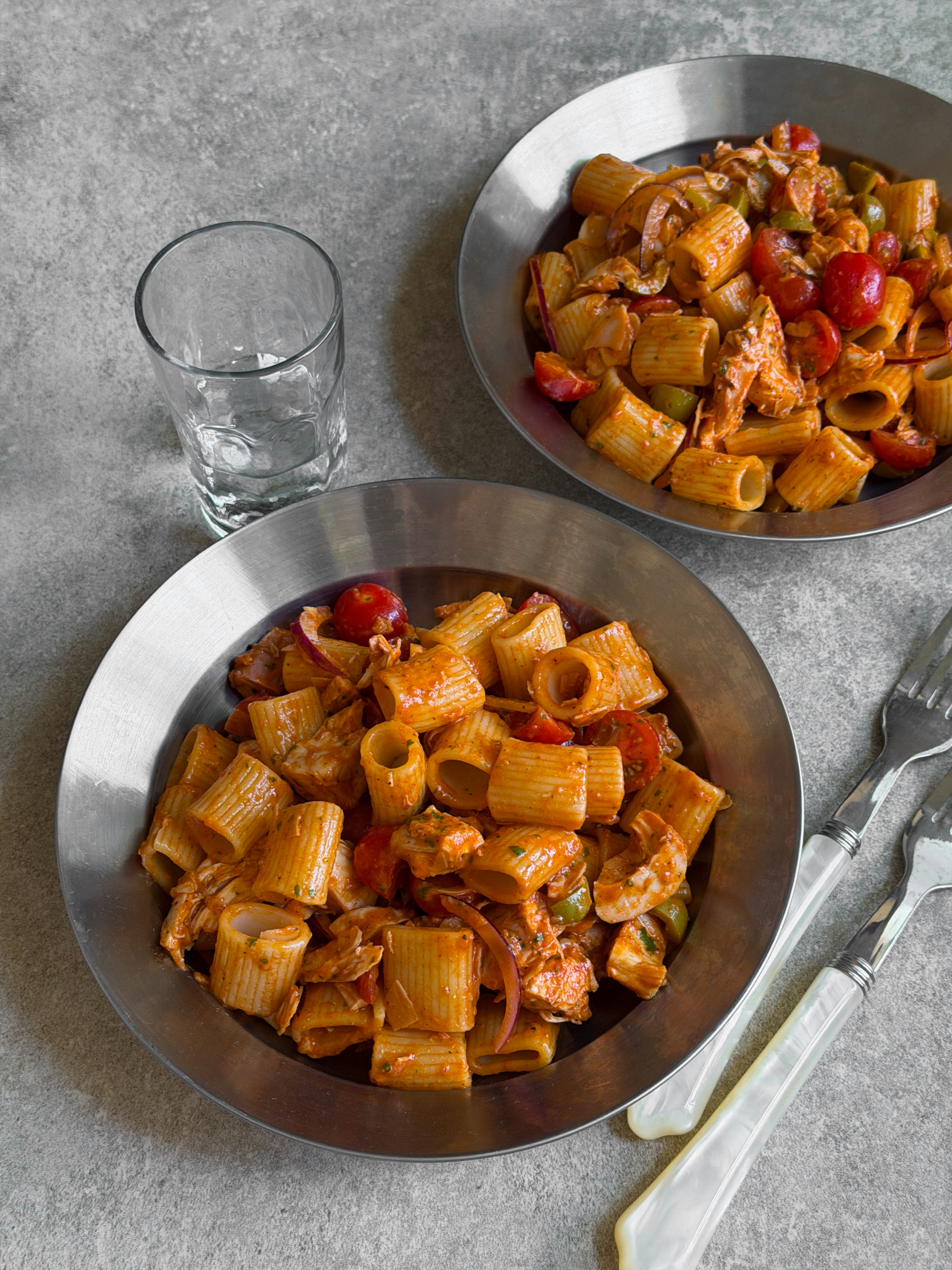 Salade de pâtes au poulet et aux poivrons rouges rôtis
