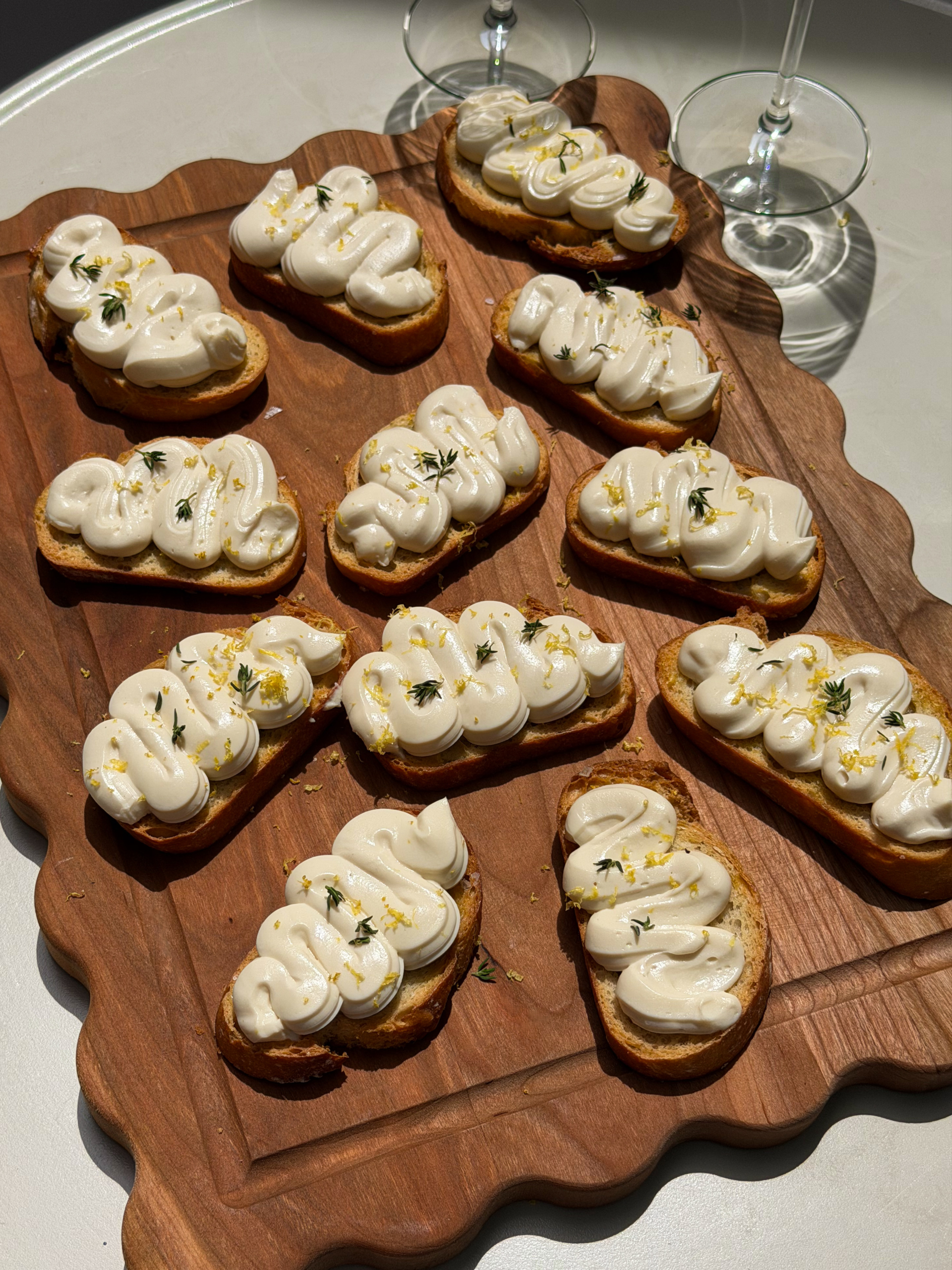 Crostinis au feta fouetté