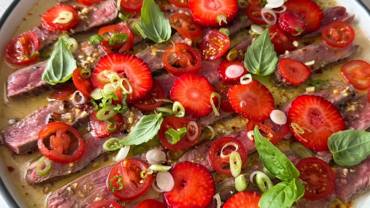 Tataki de boeuf aux fraises et aux tomates cerises