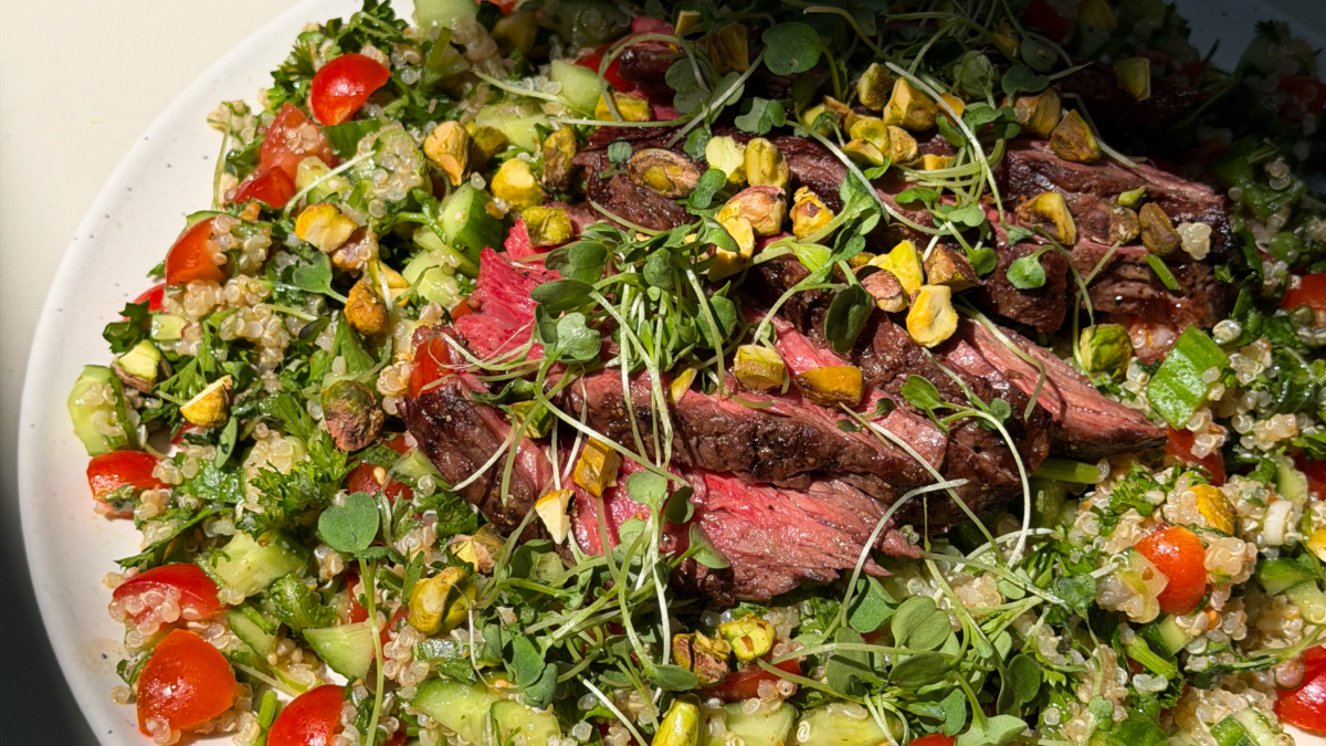 Steak grillé et taboulé de quinoa aux micropousses de roquette