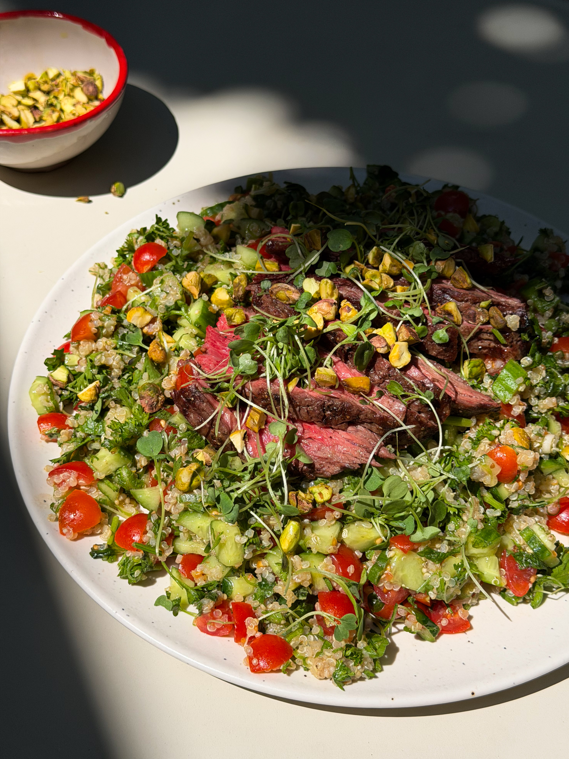 Steak grillé et taboulé de quinoa aux micropousses de roquette