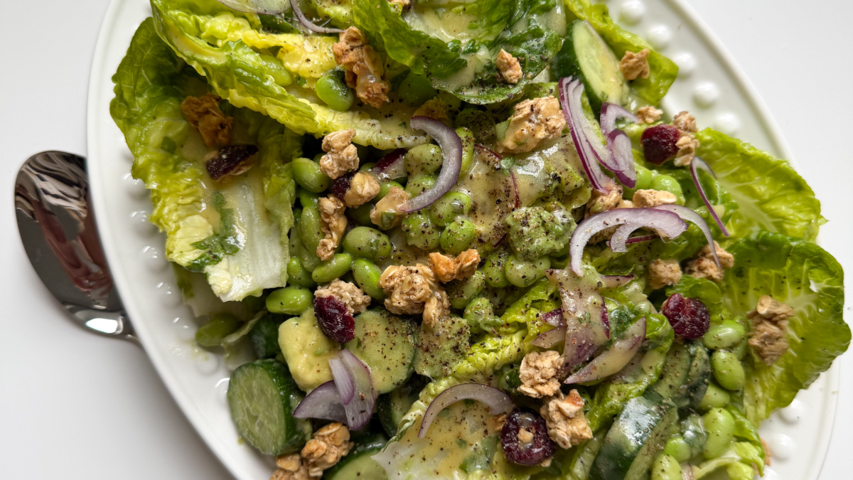 Salade de sucrine, concombres et avocat, avec garniture de granola