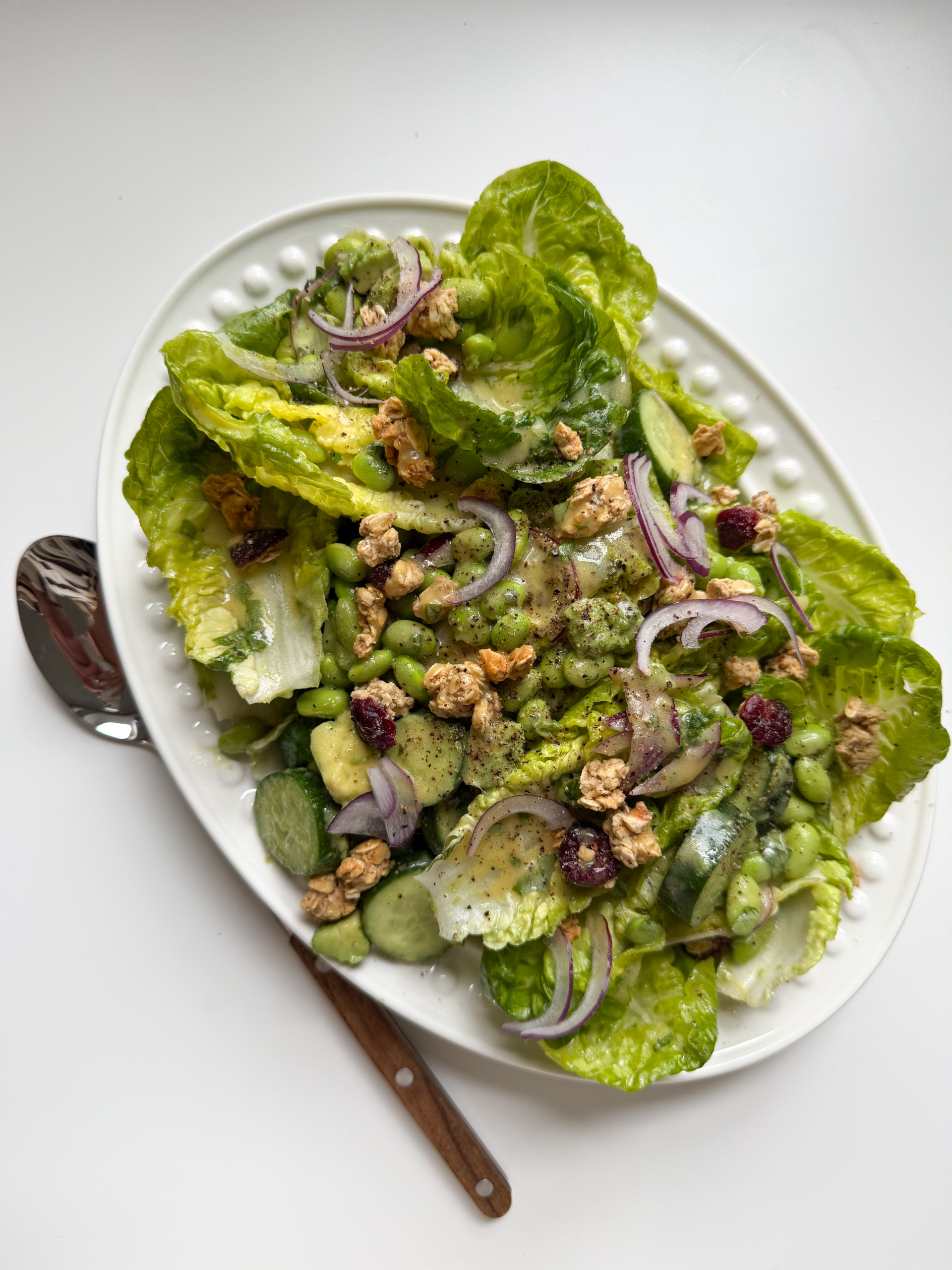 Salade de sucrine, concombres et avocat, avec garniture de granola