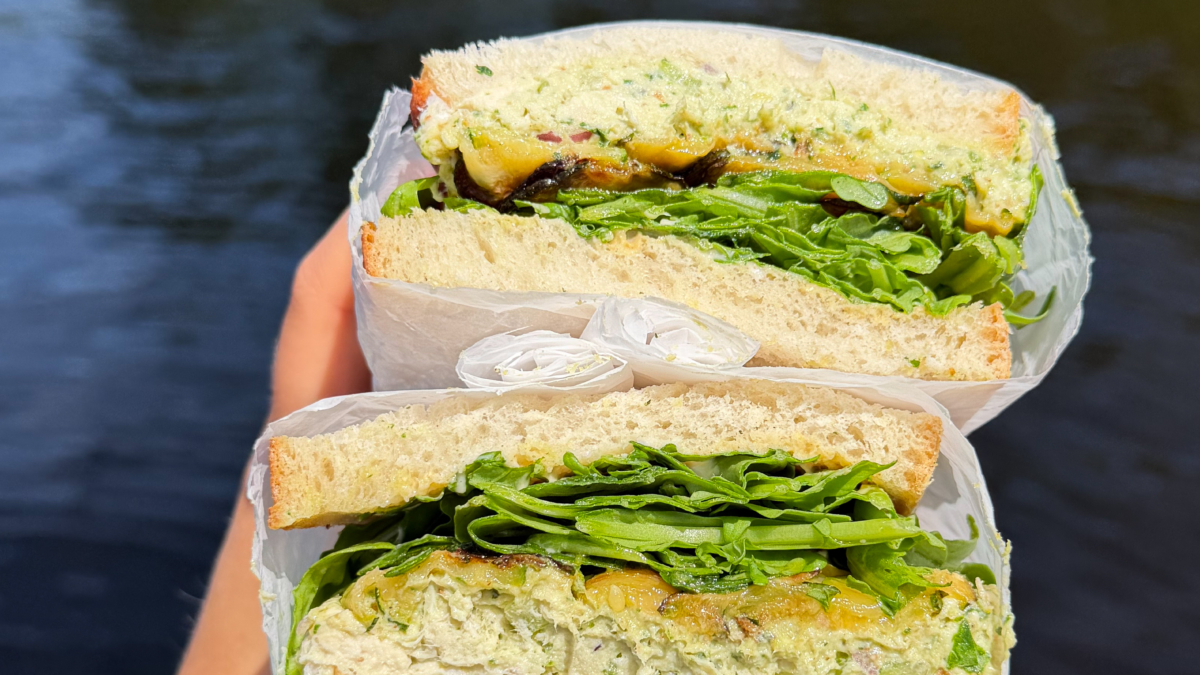 Sandwich à la salade de poulet, pesto et courgettes grillées