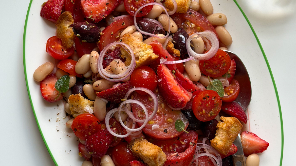 Salade de tomates, fraises et haricots blancs
