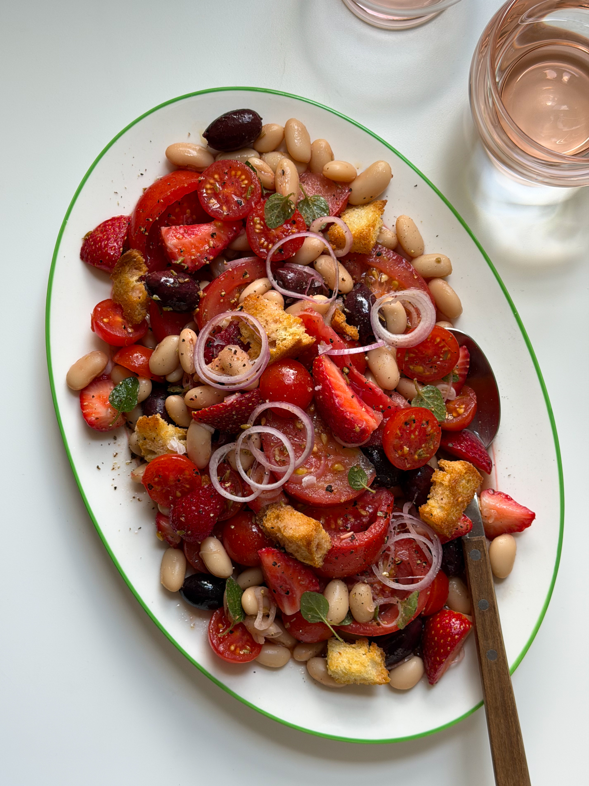 Salade de tomates, fraises et haricots blancs
