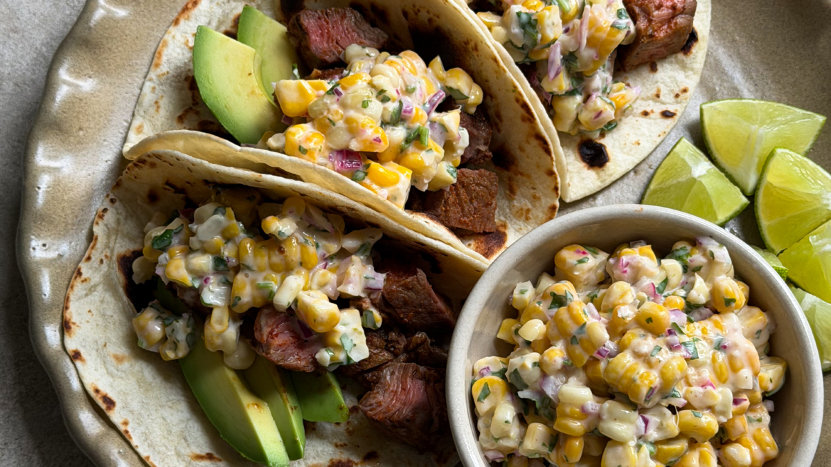 Tacos de steak grillé et salsa de maïs style elotes