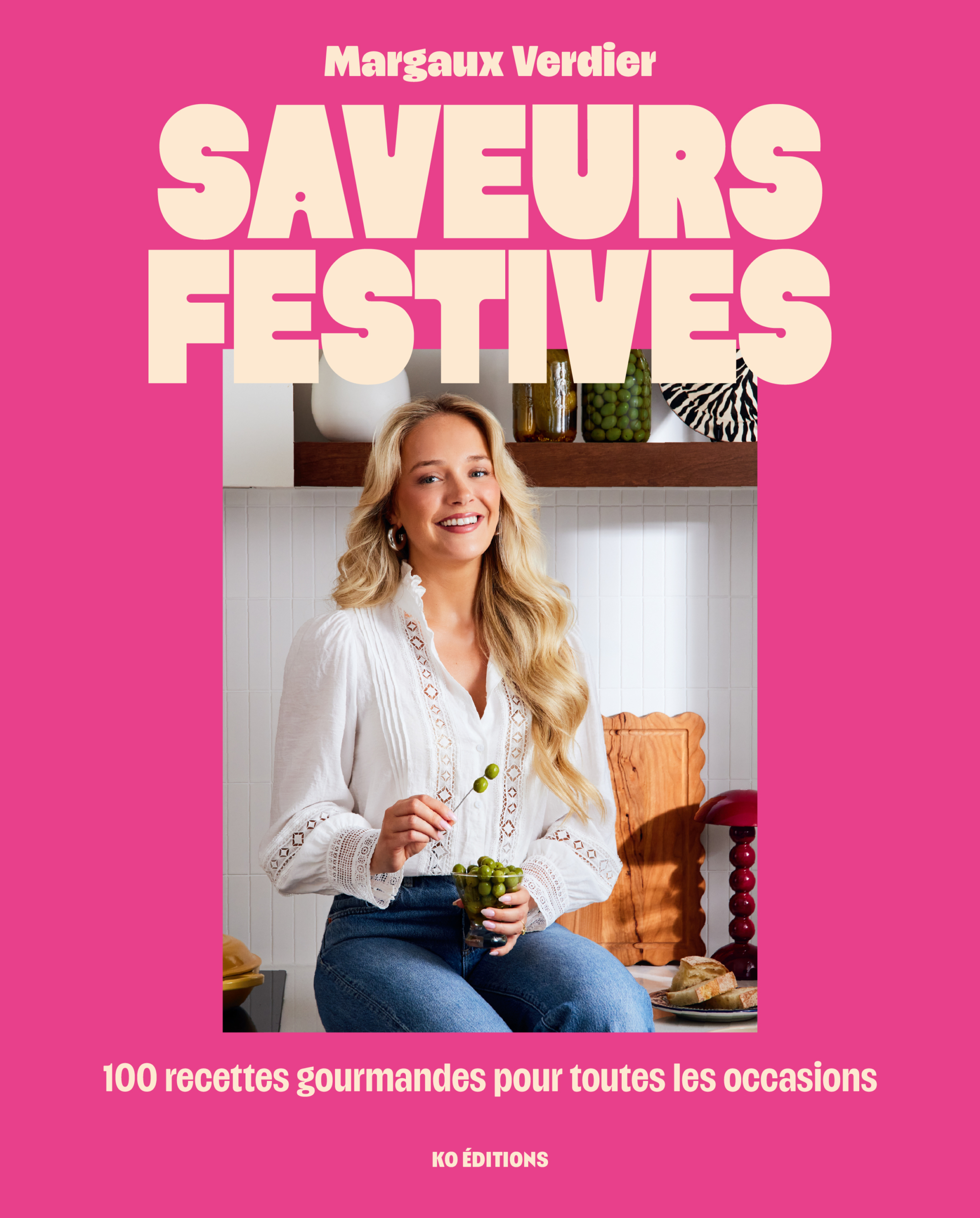 Saveurs Festives rassemble 100 recettes gourmandes pensées pour accompagner tous les moments du quotidien. Des déjeuners pour bien commencer la journée, des salades repas, des soupers rapides pour les soirs de semaine, des plats réconfortants, des desserts irrésistibles, mais aussi des recettes parfaites pour l’apéro et les grandes tablées.