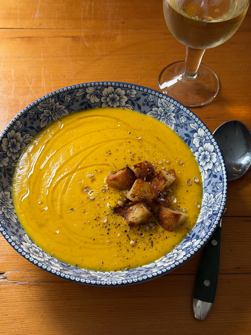 Potage de courge butternut rôtie et pommes