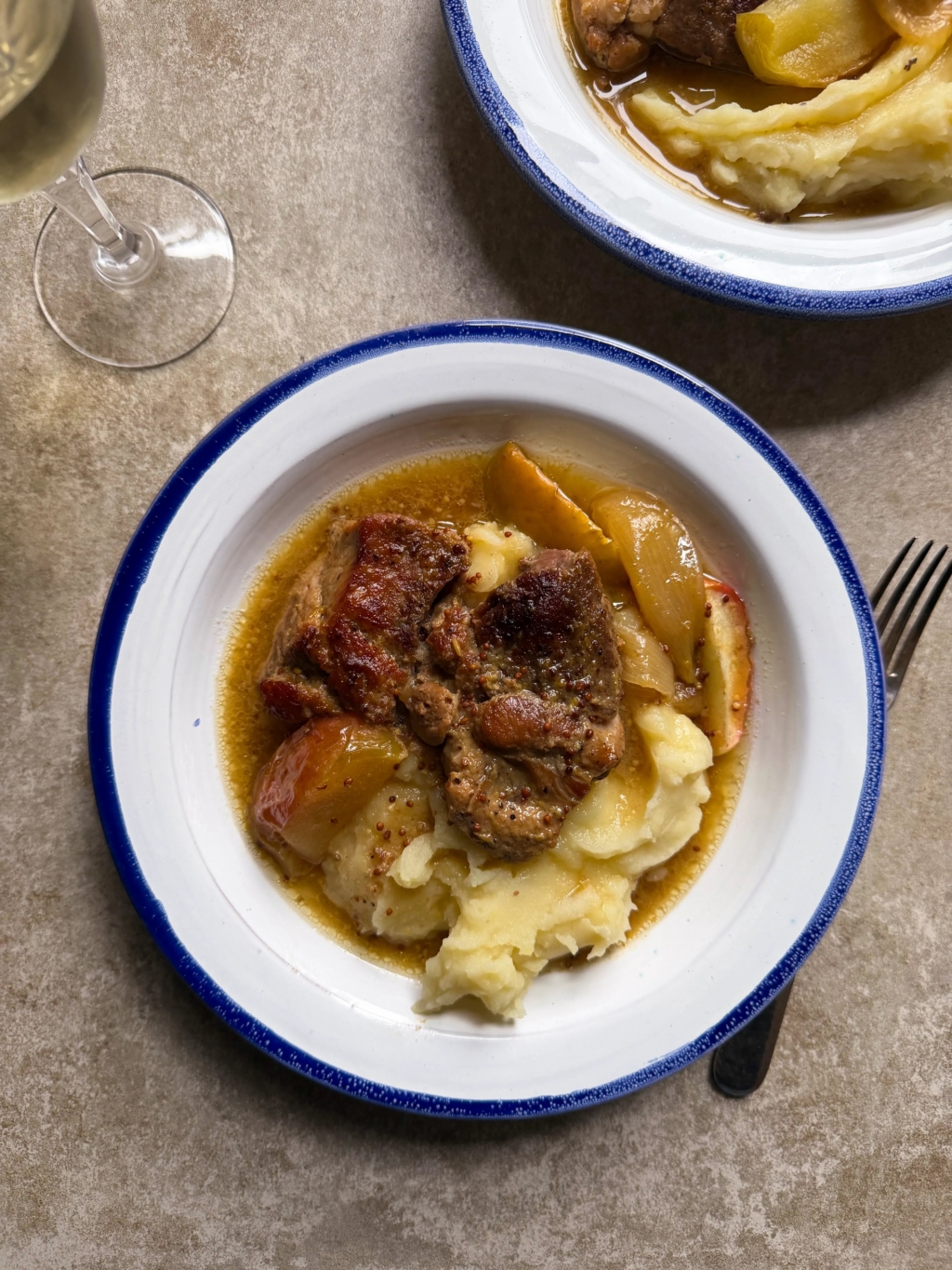 Porc braisé aux pommes, à l’érable et à la moutarde